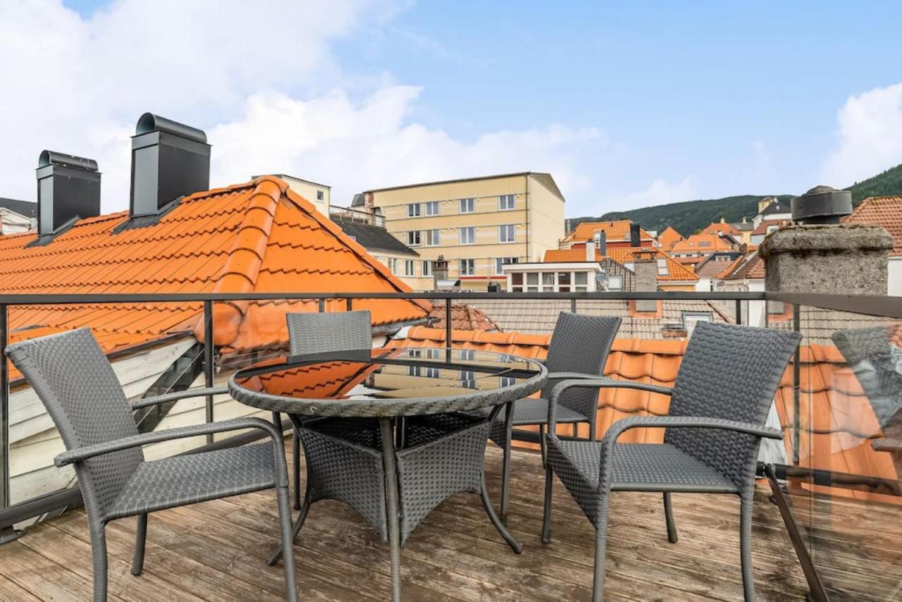 Dinbnb Apartments I Historical Two-Floor Apartment With Rooftop Panorama I 1645 Heritage Bergen Exteriör bild